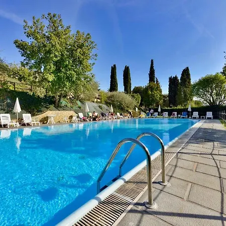 Popoltaio-schiacciato Sleeps 8 Pool Air Con