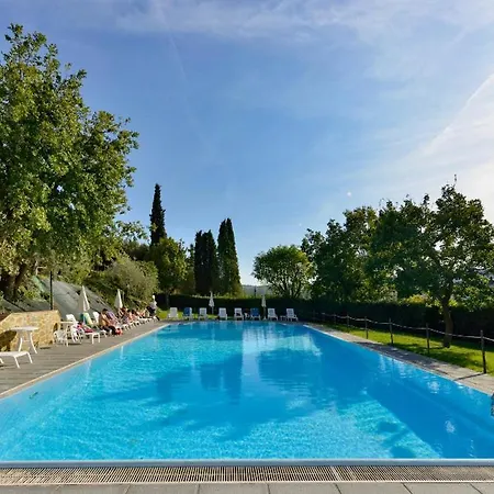 Popoltaio-schiacciato Sleeps 8 Pool Air Con